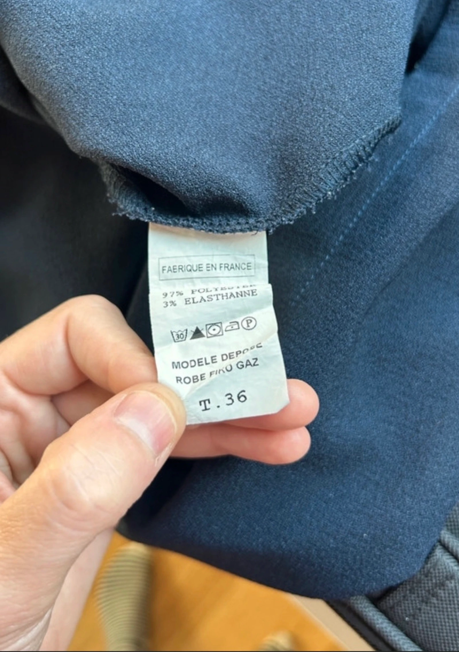 Vestido azul-marinho com decote em V – photo 5